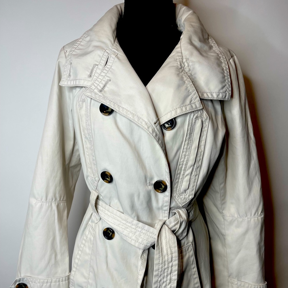 Women’s Jones New York trench style raincoat. Size Medium With Optional Hoodie.